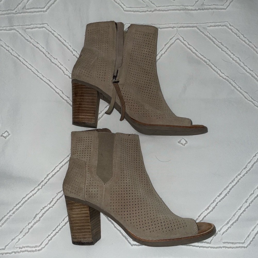 TOMS 8.5 heeled boot.